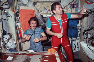 Lazutkin and Tsibliev in the Base Block module